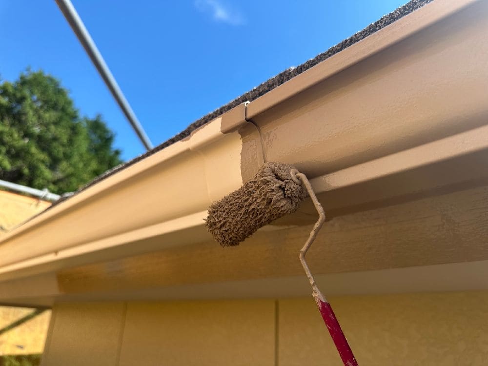 S様(津)樋(中塗り) (3) 津市の外壁塗装、屋根工事をリペイント匠が施工した写真