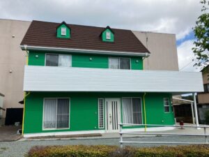 津市の外壁塗装、屋根工事をリペイント匠が施工した写真