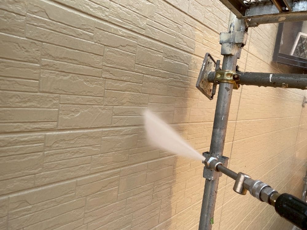 H様(津)高圧洗浄(樋中) 津市の外壁塗装、屋根工事をリペイント匠が施工した写真