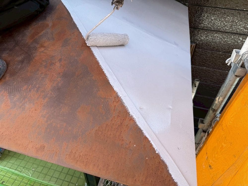 M様(亀山市)玄関庇‗1回目 亀山市の外壁塗装をリペイント匠が施工した写真