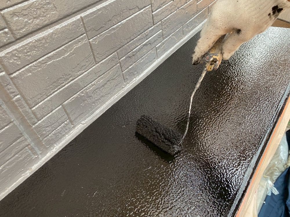 H様(津)庇(中塗り) 津市の外壁塗装、屋根工事をリペイント匠が施工した写真