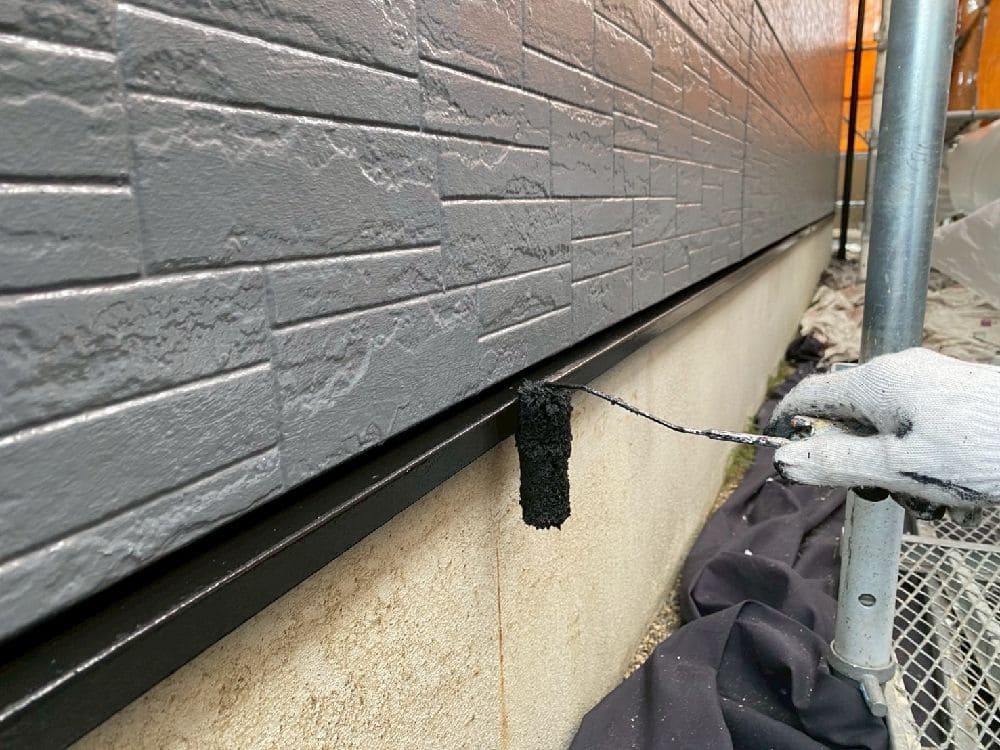 H様(津)水切り(上塗り) (2) 津市の外壁塗装、屋根工事をリペイント匠が施工した写真