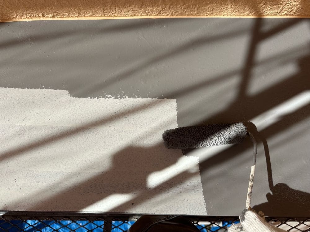 S様(津)庇(中塗り) 津市の外壁塗装、屋根工事をリペイント匠が施工した写真