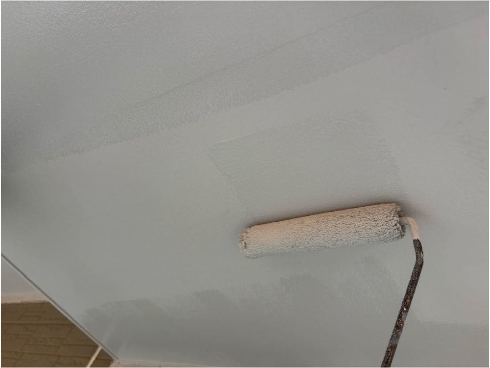 H様(津)軒天(上塗り) (2) 津市の外壁塗装、屋根工事をリペイント匠が施工した写真