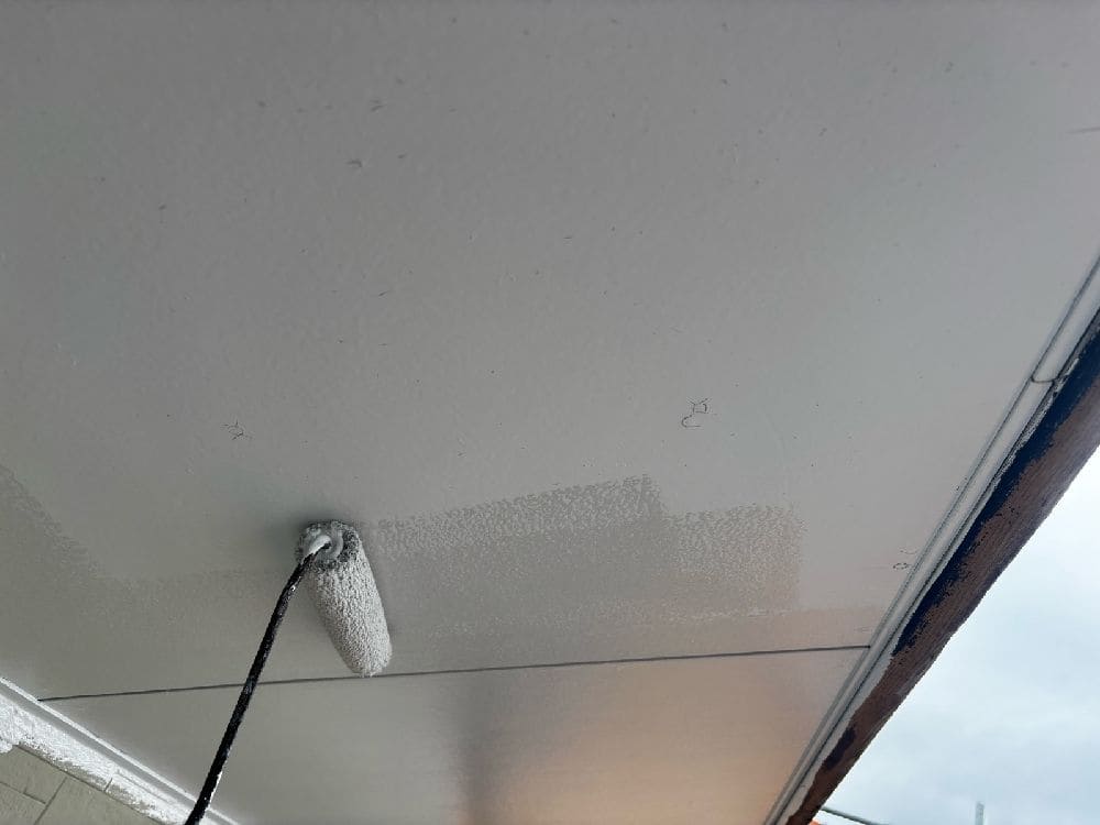 H様(津)軒天(中塗り) (2) 津市の外壁塗装、屋根工事をリペイント匠が施工した写真