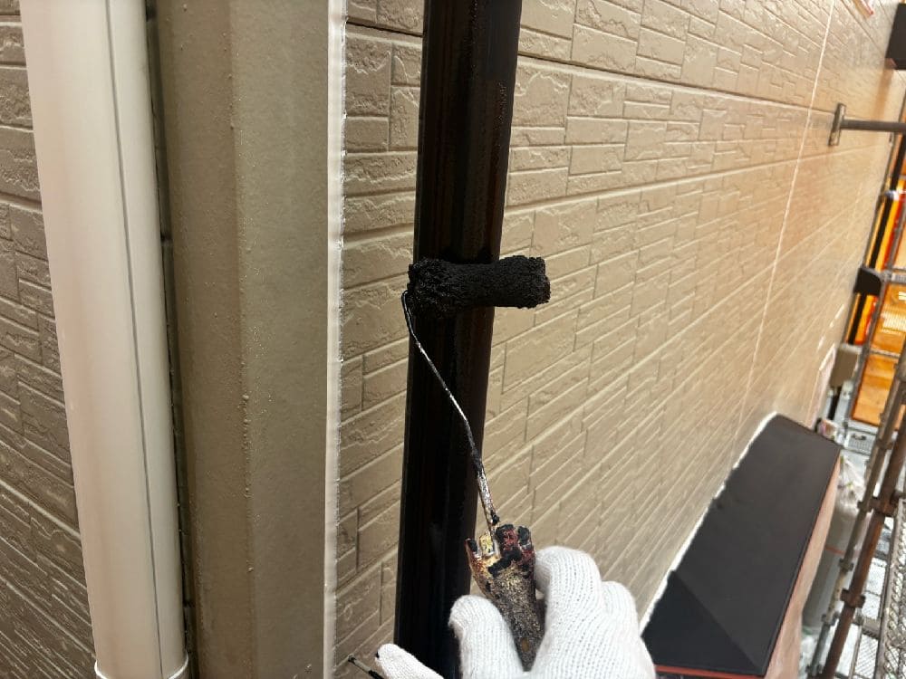 H様(津)樋(中塗り) (2) 津市の外壁塗装、屋根工事をリペイント匠が施工した写真