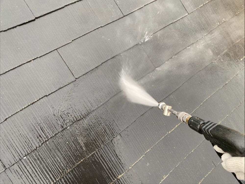 H様(津)高圧洗浄(屋根) (3) 津市の外壁塗装、屋根工事をリペイント匠が施工した写真