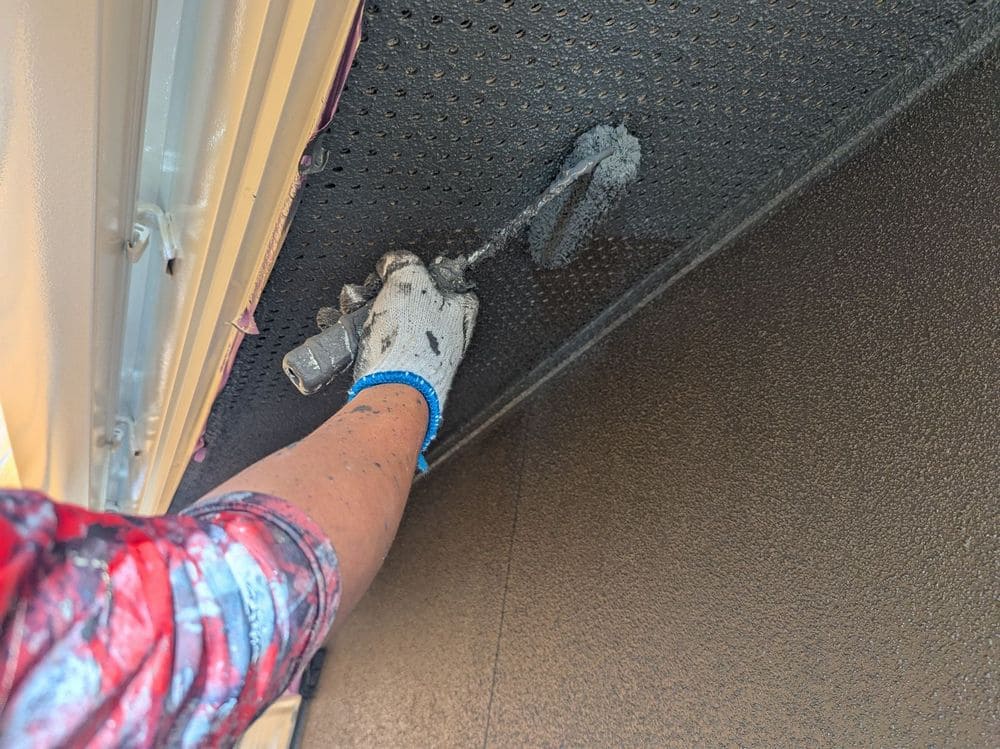 軒天(上塗り) いなべ市で外壁・屋根塗装をリペイント匠が施工した写真