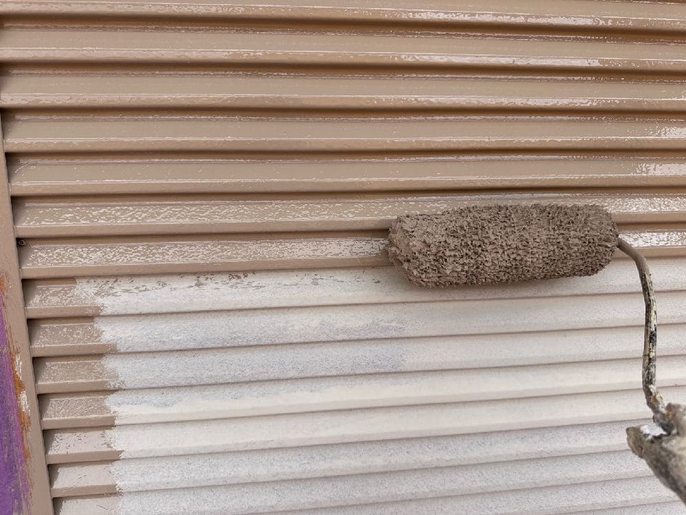 S様(津)雨戸(中塗り) (2) 津市の外壁塗装、屋根工事をリペイント匠が施工した写真