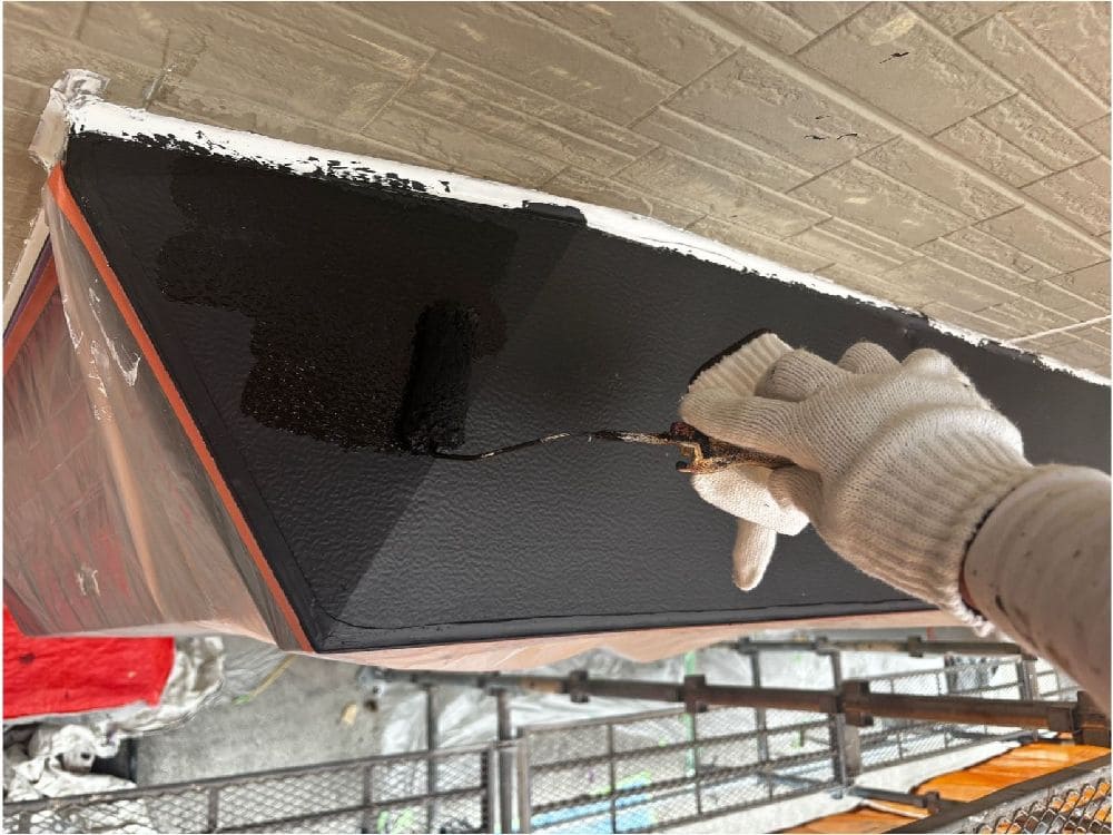 H様(津)庇(下塗り) 津市の外壁塗装、屋根工事をリペイント匠が施工した写真