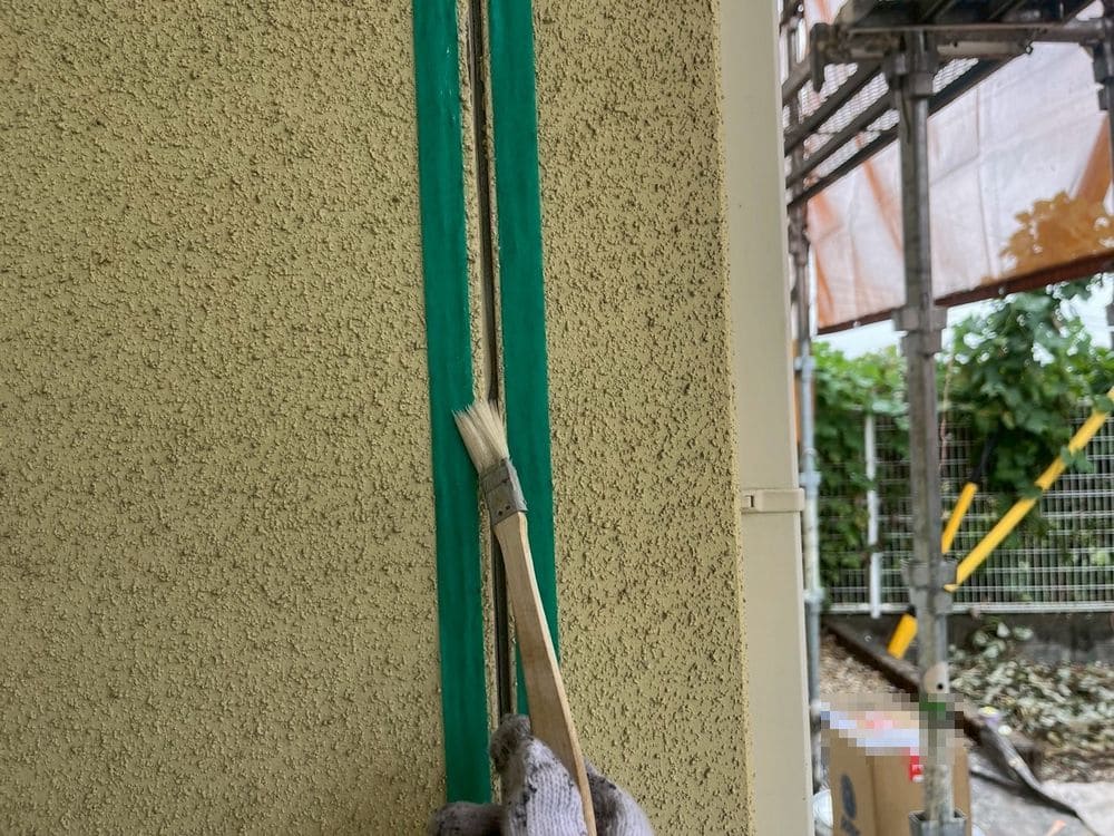 シール(プライマー塗布) いなべ市で外壁・屋根塗装をリペイント匠が施工した写真