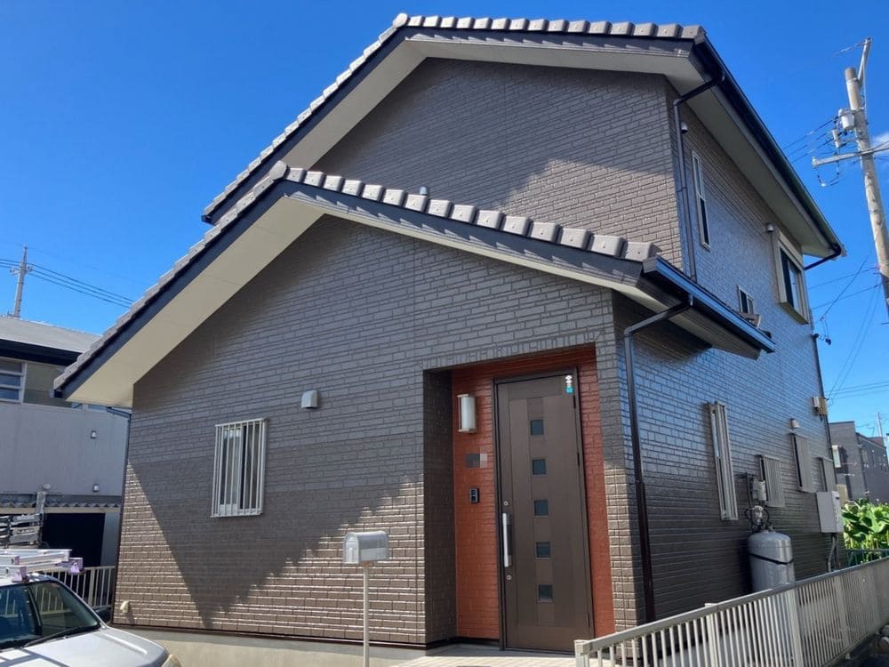 伊勢市｜おしゃれ色の外壁へ変身│見本パネルの色合わせがとても良かった