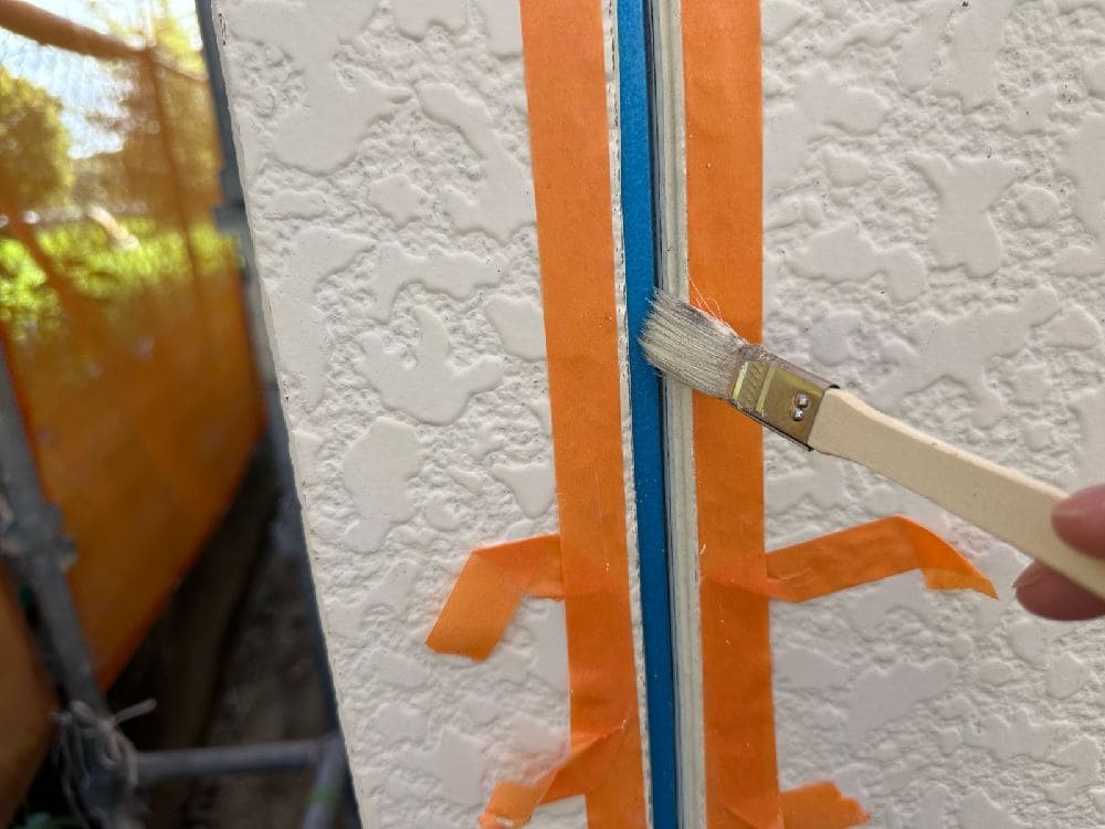 S様(津)シール(プライマー塗布) 津市の外壁塗装、屋根工事をリペイント匠が施工した写真