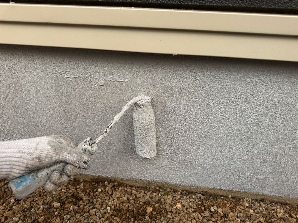 基礎(上塗り) いなべ市で外壁・屋根塗装をリペイント匠が施工した写真