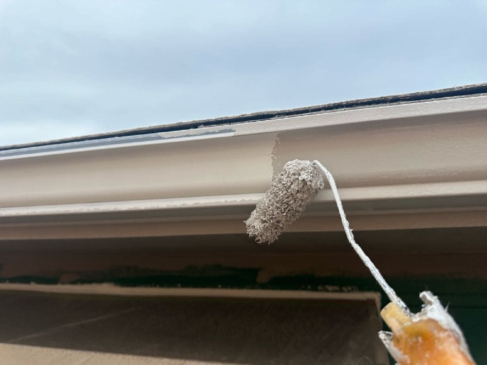 お客様(津市藤方)中塗り 津市の外壁塗装をリペイント匠が施工した写真