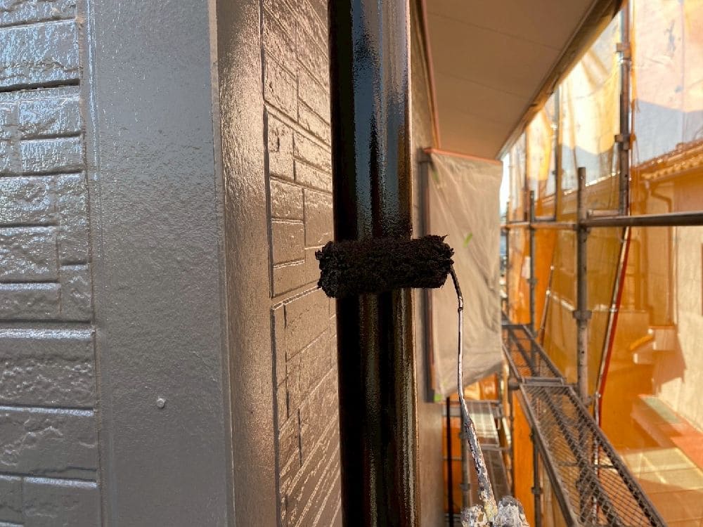 H様(津)樋(上塗り) (2) 津市の外壁塗装、屋根工事をリペイント匠が施工した写真