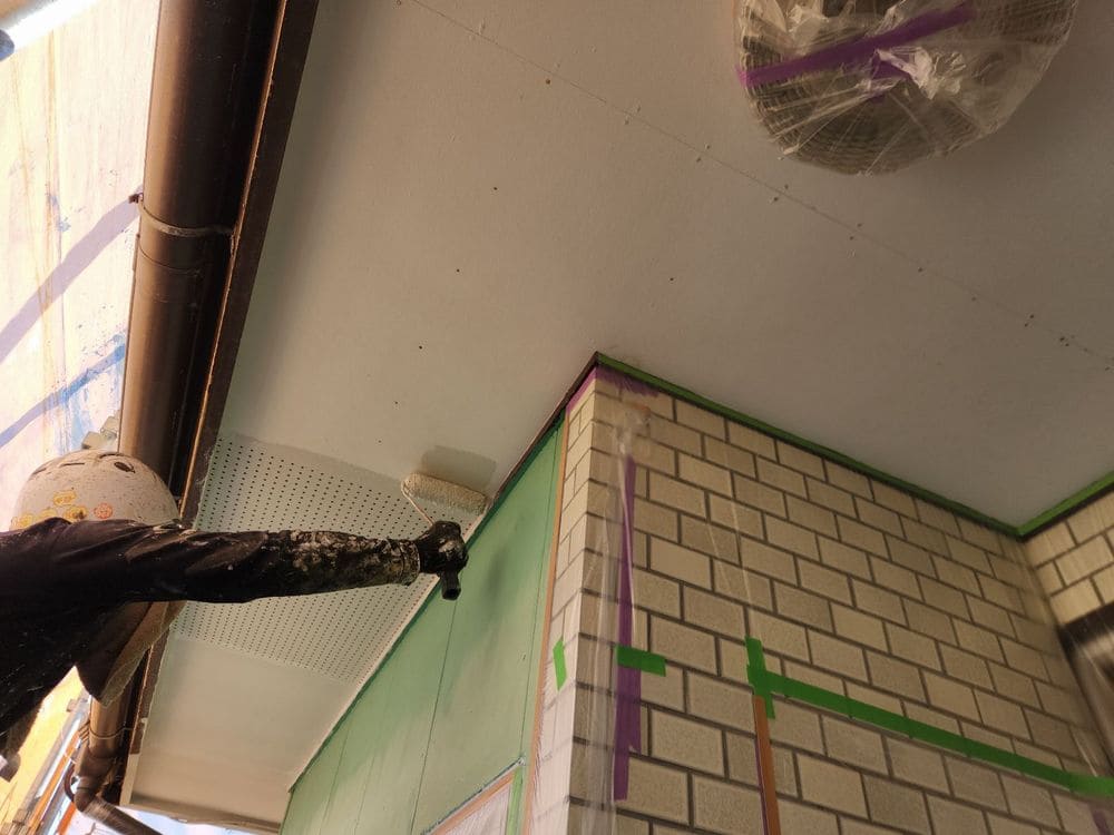 S様(亀山市)軒天‗1回目 亀山市で外壁・屋根塗装をリペイント匠が施工した写真