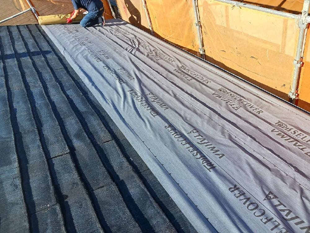 H様(津)ルーフィング(施工中1) 津市の外壁塗装、屋根工事をリペイント匠が施工した写真