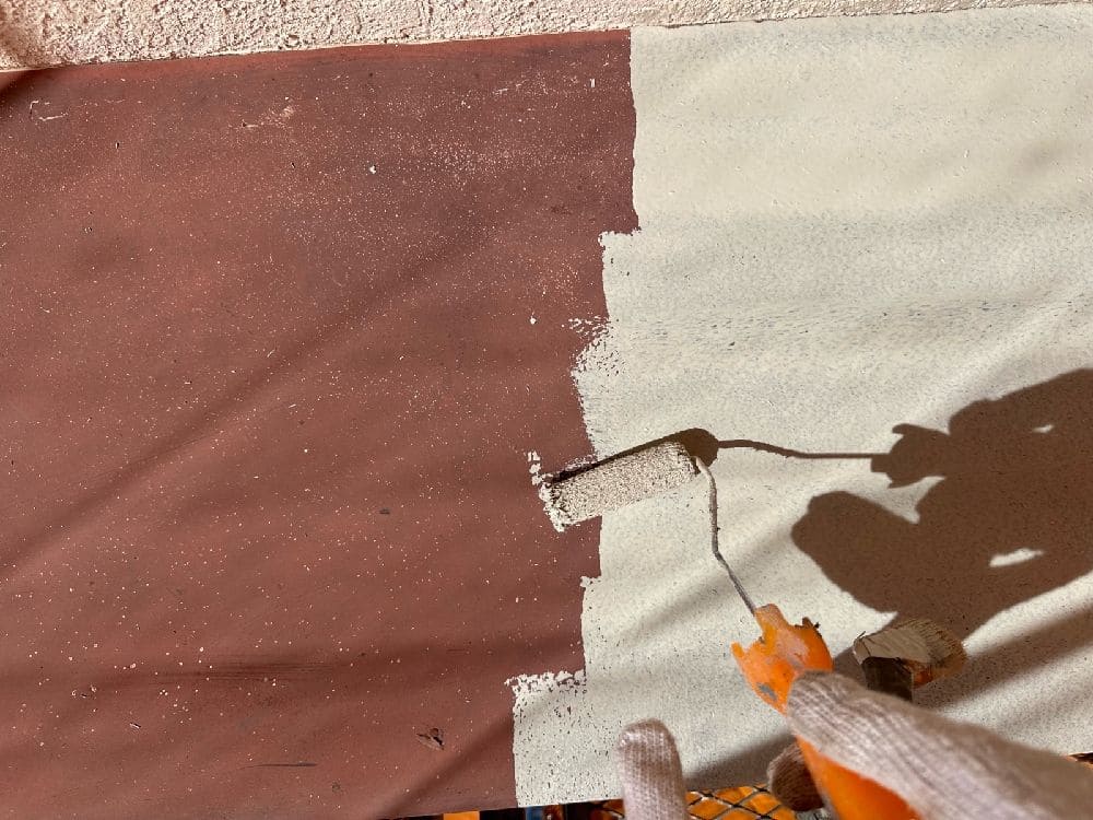 S様(津)庇(下塗り) 津市の外壁塗装、屋根工事をリペイント匠が施工した写真