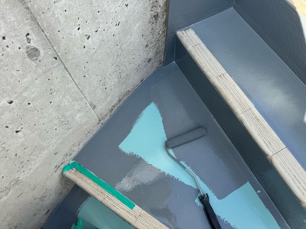 防水(トップコート) (2) 松阪市の外壁・屋根塗装と防水工事をリペイント匠が施工した写真