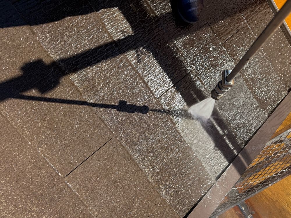 高圧洗浄(屋根) (2) いなべ市で外壁・屋根塗装をリペイント匠が施工した写真