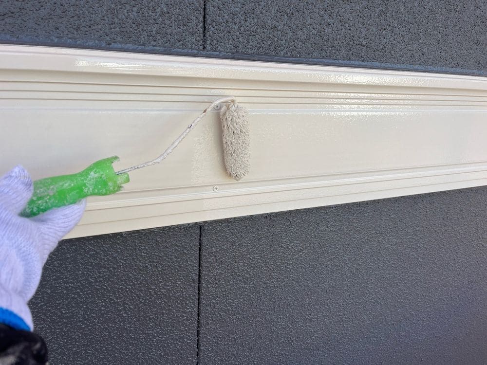 帯板(上塗り) いなべ市で外壁・屋根塗装をリペイント匠が施工した写真