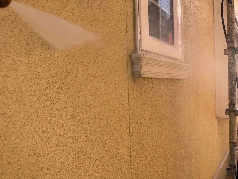 高圧洗浄(外壁) (2) いなべ市で外壁・屋根塗装をリペイント匠が施工した写真