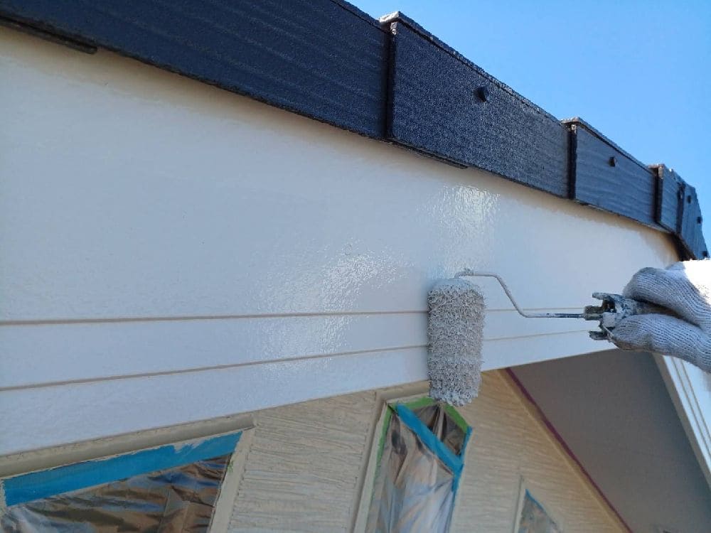 A様(四日市)破風(上塗り) 四日市市の外壁塗装、屋根塗装をリペイント匠が施工した写真