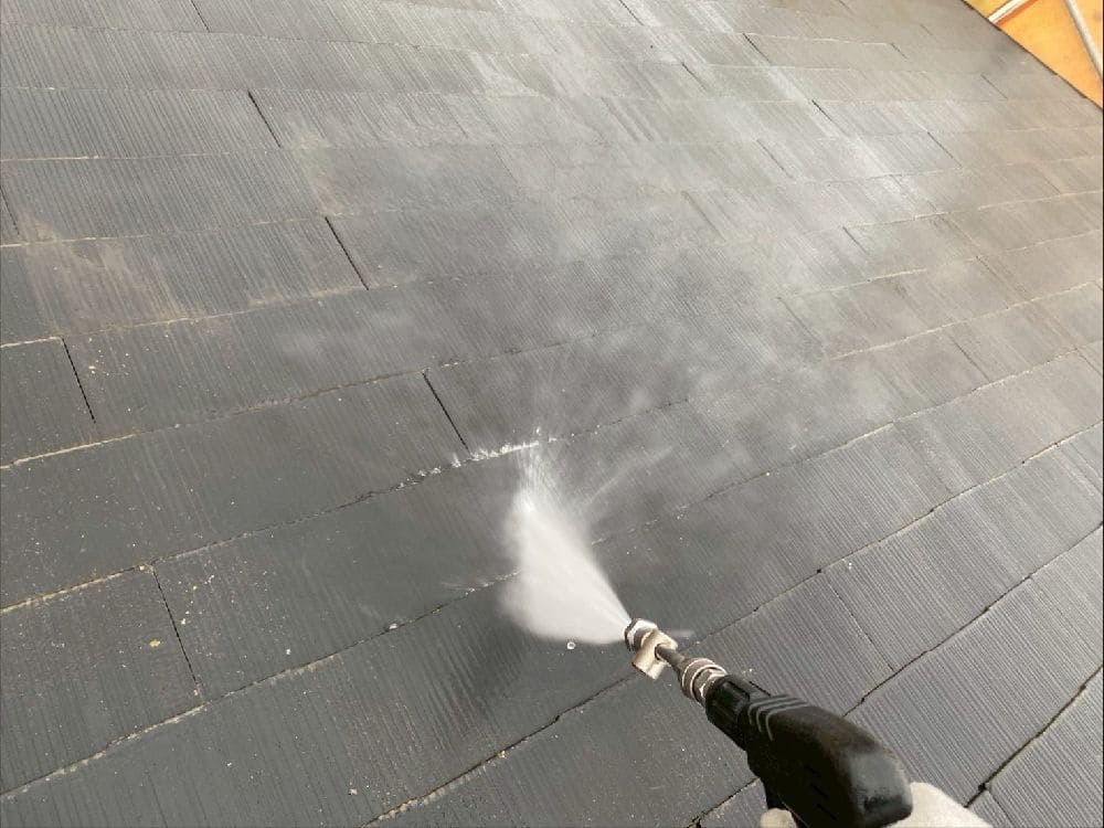 H様(津)高圧洗浄(屋根) (2) 津市の外壁塗装、屋根工事をリペイント匠が施工した写真