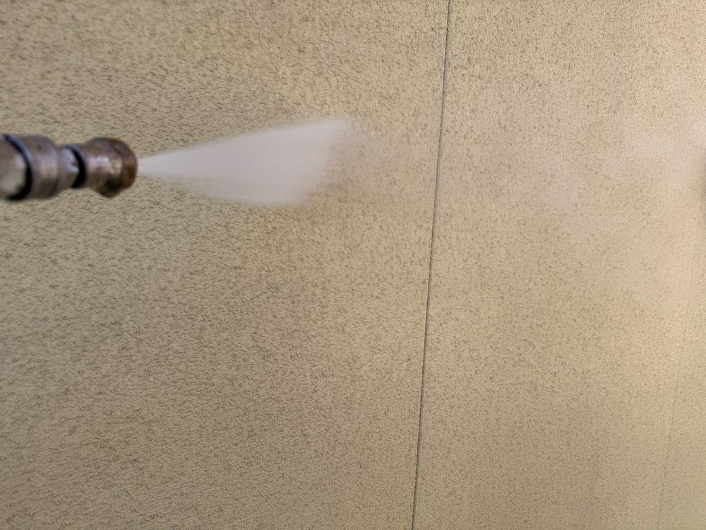 高圧洗浄(外壁) いなべ市で外壁・屋根塗装をリペイント匠が施工した写真