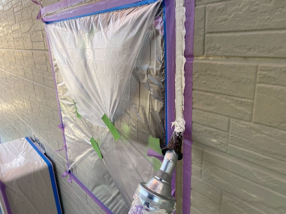 H様(津)シール(打設サッシ) 津市の外壁塗装、屋根工事をリペイント匠が施工した写真