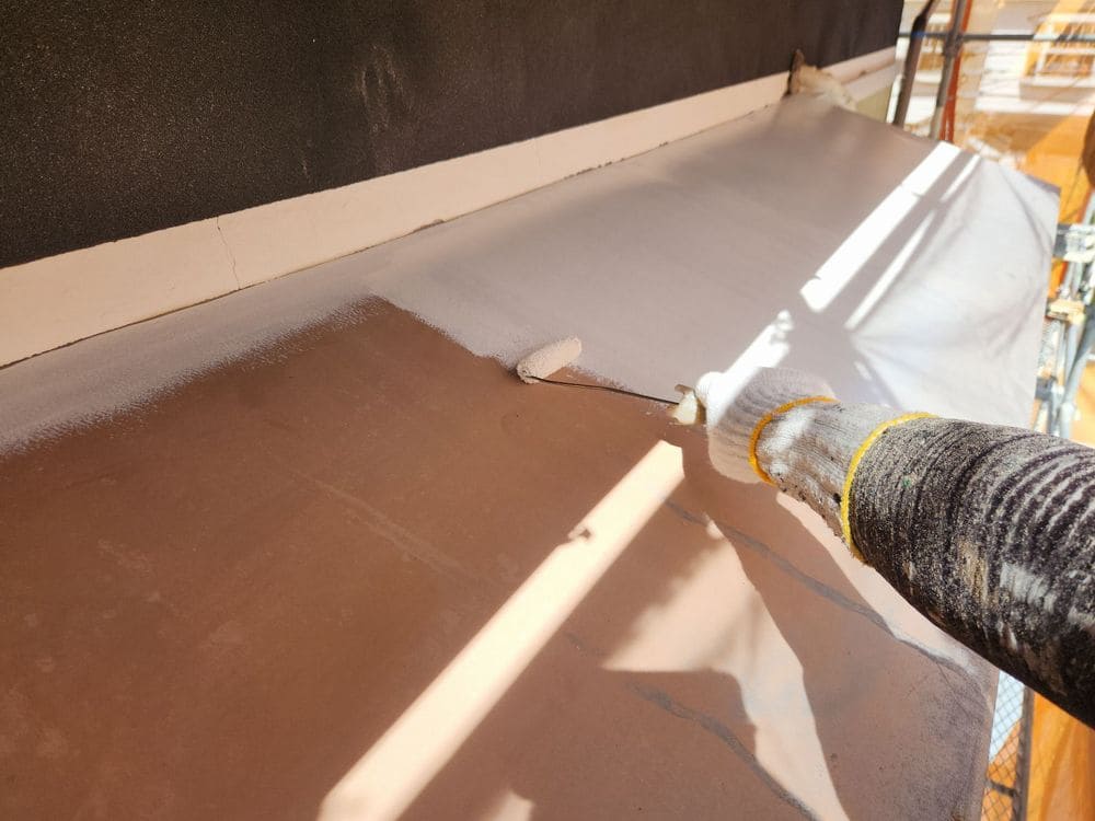 S様(亀山市)庇‗1回目 亀山市で外壁・屋根塗装をリペイント匠が施工した写真