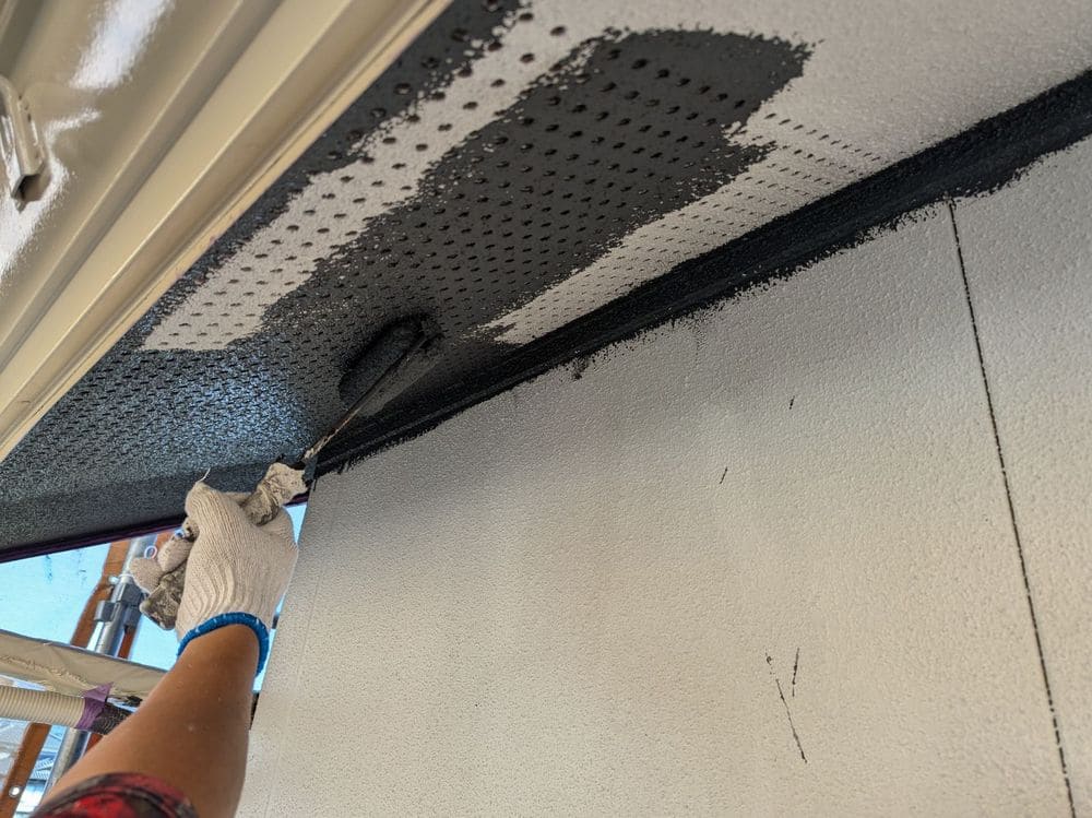 軒天(中塗り) いなべ市で外壁・屋根塗装をリペイント匠が施工した写真