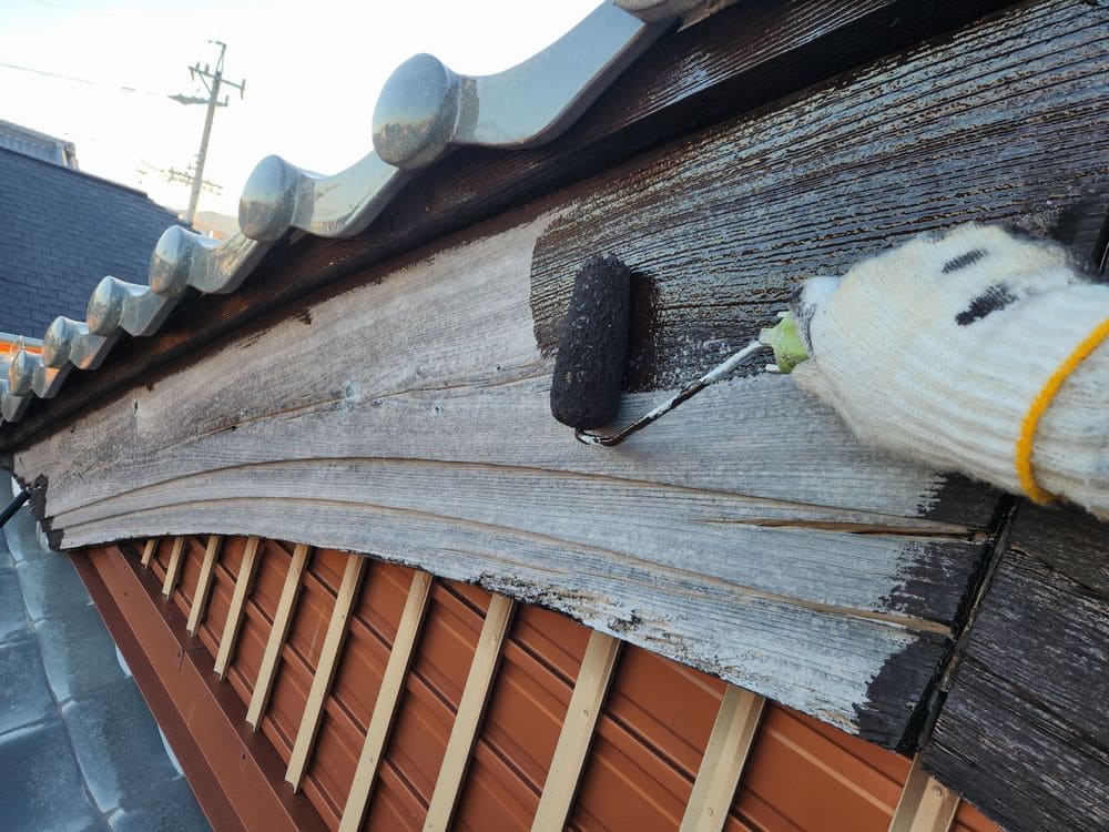 S様(亀山市)破風‗1回目 亀山市で外壁・屋根塗装をリペイント匠が施工した写真