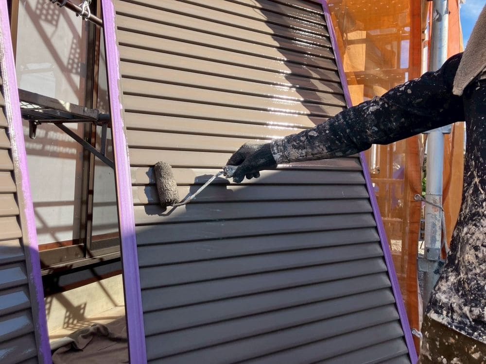 M様(亀山市)雨戸‗1回目 亀山市の外壁塗装をリペイント匠が施工した写真