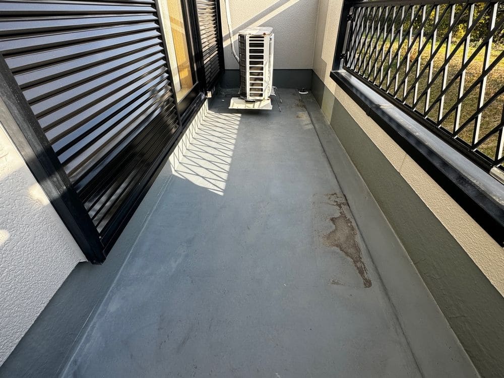 I様(四日市市高角町)_防水(施工前) 四日市の外壁塗装、防水工事をリペイント匠が施工した写真