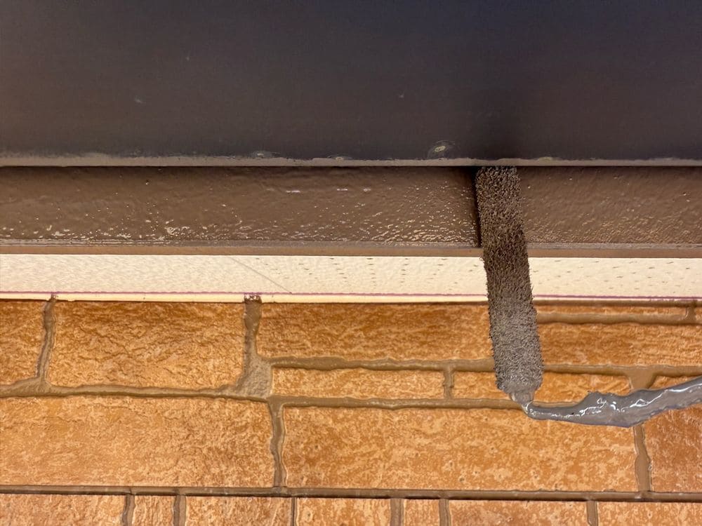 S様_鈴鹿市_鼻隠し(上塗り) 鈴鹿市の外壁塗装をリペイント匠が施工した写真