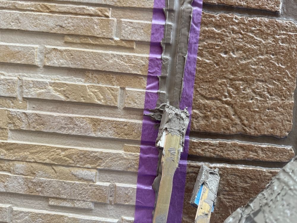 S様_鈴鹿市_シール(打ちならし) 鈴鹿市の外壁塗装をリペイント匠が施工した写真