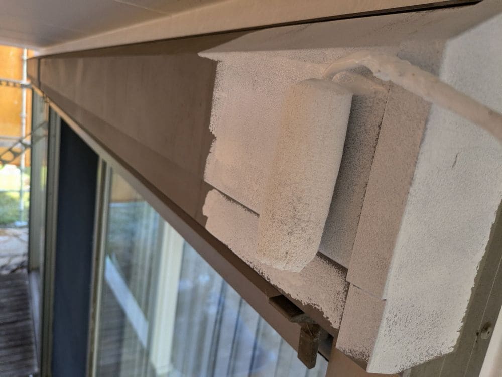 亀山市_T様_シャッターボックス1回目 亀山市の外壁塗装、防水工事をリペイント匠が施工した写真