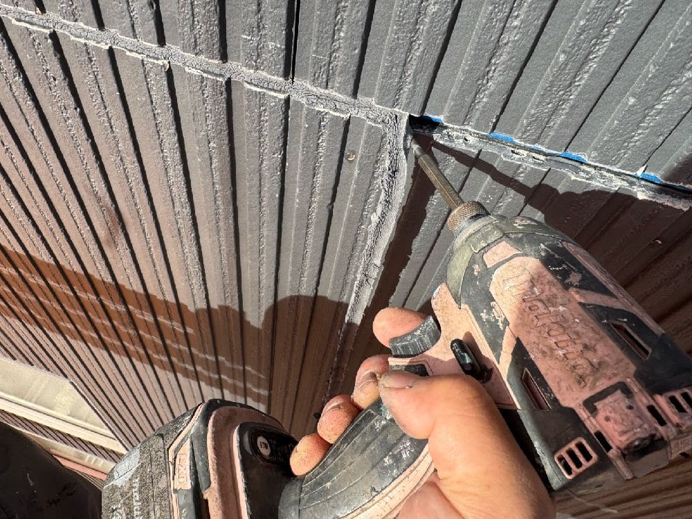 I様(四日市)シール(撤去) (2) 四日市市の外壁塗装、屋根塗装、防水工事をリペイント匠が施工した写真