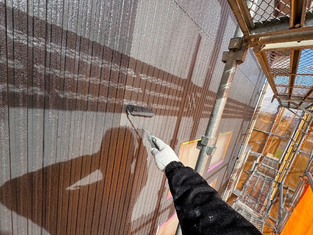 I様(四日市)外壁(中塗り2) (2) 四日市市の外壁塗装、屋根塗装、防水工事をリペイント匠が施工した写真