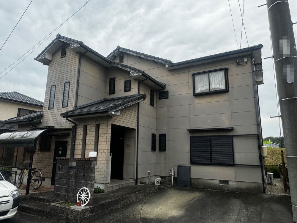 I様(四日市市高角町)_施工前_外壁全体 四日市の外壁塗装、防水工事をリペイント匠が施工した写真