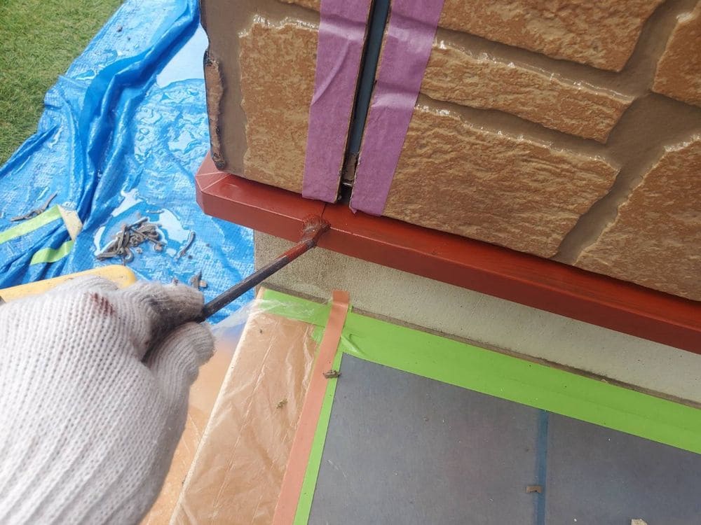 S様_鈴鹿市_水切り(下塗り) 鈴鹿市の外壁塗装をリペイント匠が施工した写真