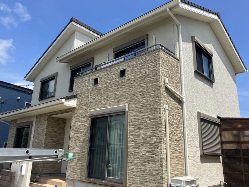 F様(津市香良洲町)__施工前_外壁全体 津市の外壁塗装、防水工事をリペイント匠が施工した写真