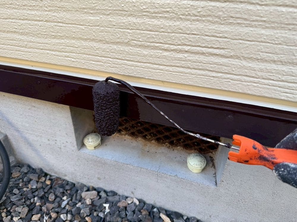 U様_鈴鹿市_水切り_中塗り 鈴鹿市の外壁塗装をリペイント匠が施工した写真