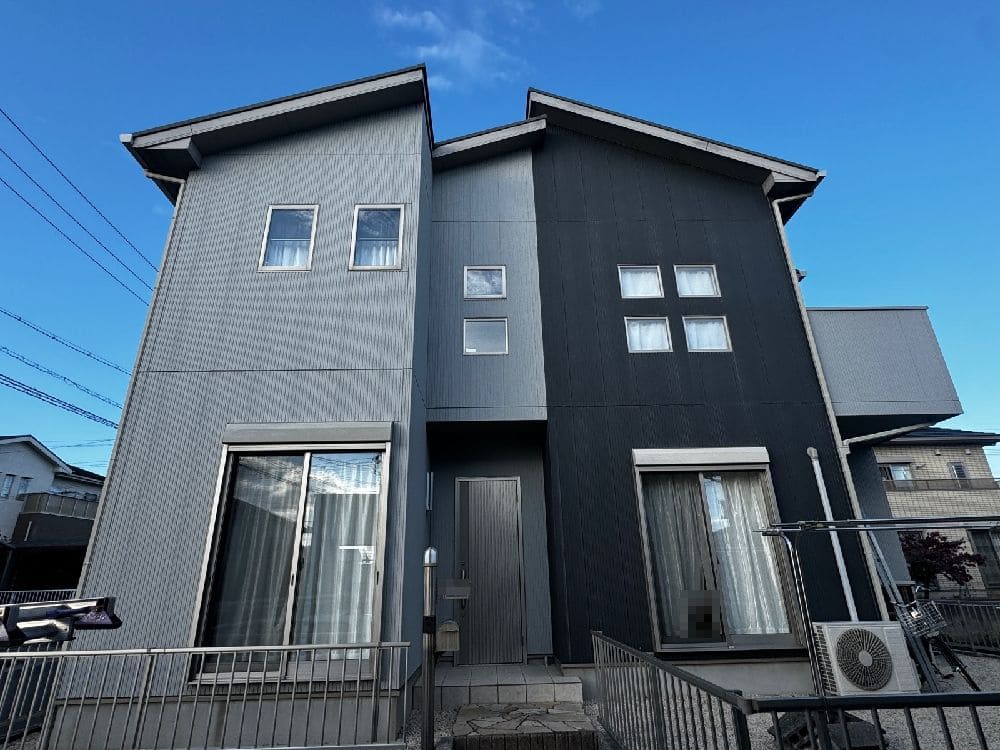 I様(四日市)施工前_外壁全体 (6) 四日市市の外壁塗装、屋根塗装、防水工事をリペイント匠が施工した写真