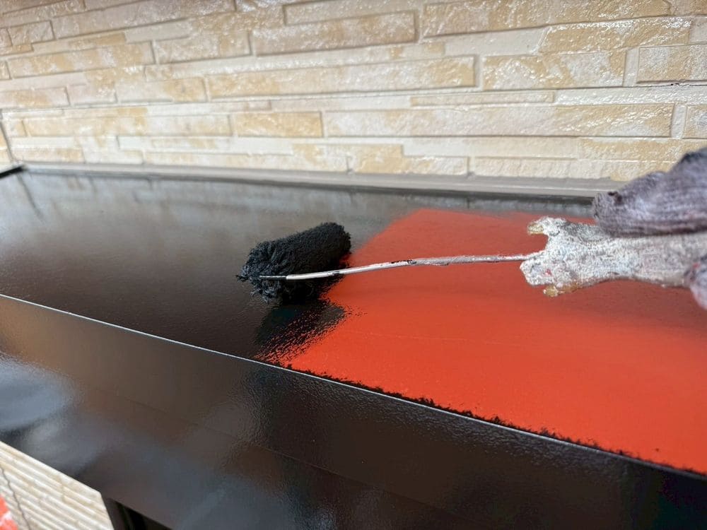 S様_鈴鹿市_シャッターボックス(中塗り) 鈴鹿市の外壁塗装をリペイント匠が施工した写真