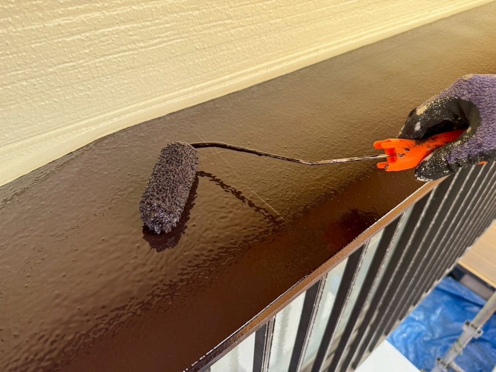 U様_鈴鹿市_出窓天端_上塗り 鈴鹿市の外壁塗装をリペイント匠が施工した写真