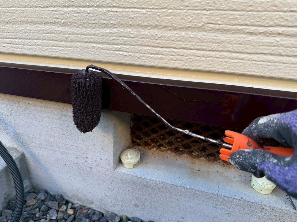 U様_鈴鹿市_水切り_上塗り 鈴鹿市の外壁塗装をリペイント匠が施工した写真