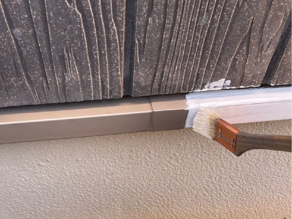 K様(菰野町)水切り(下塗り) 三重郡菰野町の外壁塗装をリペイント匠が施工した写真